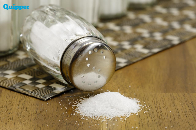  Hai Quipperian, bagaimana kabarnya? Semoga selalu sehat dan tetap semangat ya! Siapa di antara Quipperian yang jago memasak? Agar masakan menjadi lezat, apa sih bumbu utama yang harus digunakan? Tentu garam dan gula, kan? Selengkap apapun rempah-rempah yang digunakan dalam masakan jika lupa tidak diberi garam pasti tidak akan enak. Setuju?&nbsp; Mengapa garam menyatu dengan masakan sedemikian sempurna? Hal itu karena garam mudah sekali untuk larut. Berbeda halnya jika Quipperian melarutkan tanah liat ke dalam air. Di artikel kali ini, Quipperian akan diajak untuk mempelajari kelarutan suatu senyawa, mulai dari senyawa larut sampai terjadinya endapan. Kelarutan Garam Saat Quipperian melarutkan garam dalam air, akan terbentuk larutan elektrolit. Apa itu elektrolit? Elektrolit adalah zat yang mampu terurai menjadi ion positif dan negatif. Nilai kelarutan garam di dalam air bervariasi, mulai dari kelarutan terbatas sampai tak terhingga. Contoh garam yang memiliki kelarutan tak terhingga di dalam air adalah garam dapur atau NaCl.&nbsp; Artinya, sebanyak apapun NaCl yang dimasukkan di dalam air, seluruhnya akan larut tanpa terjadi endapan. Itulah mengapa NaCl sering digunakan untuk memasak. Bayangkan saja jika NaCl tidak bisa larut sempurna. Pasti Quipperian akan merasakan butiran halusnya saat makan.&nbsp; Ternyata, ada juga lho garam yang kadar kelarutannya di dalam air terbatas. Artinya, garam akan membentuk endapan jika mencapai konsentrasi tertentu. Untuk lebih jelasnya, simak tabel berikut. Pengertian Kelarutan (s) Kelarutan adalah jumlah maksimum suatu senyawa atau zat yang bisa larut dalam sejumlah pelarut. Satuan kelarutan adalah mol/L. Oleh karena satuan kelarutan sama dengan molaritas, maka kelarutan juga bisa didefinisikan sebagai konsentrasi zat yang masih bisa larut dalam suatu pelarut. Berdasarkan sifat kelarutannya kondisi garam dibedakan menjadi tiga kondisi, yaitu sebagai berikut. Kondisi tidak jenuh, artinya kondisi saat konsentrasi nyata suatu garam belum melampaui kelarutannya, sehingga masih bisa larut. Kondisi tepat jenuh, artinya kondisi saat konsentrasi nyata suatu garam sama dengan kelarutannya, sehingga zat tepat mengendap. Kondisi lewat jenuh, artinya kondisi saat konsentrasi nyata garam melampaui kelarutannya, sehingga zat yang mengendap lebih banyak daripada yang larut. Tetapan Hasil Kali Kelarutan (Ksp) Jika suatu garam mengalami kondisi tepat jenuh, garam tersebut akan membentuk kesetimbangan. Terjadinya kesetimbangan dipengaruhi oleh zat padat yang tidak larut dan ion-ion zat terlarut. Bagaimana tetapan kesetimbangannya? Perhatikan reaksi berikut. &nbsp; Berdasarkan aturan penulisan rumus kesetimbangan, hanya zat dalam bentuk larutan (aq) dan gas (s) yang dituliskan di dalam rumus, sehingga diperoleh: &nbsp; Tetapan kesetimbangan untuk garam yang sukar larut disebut tetapan hasil kesetimbangan (Ksp). Hubungan antara Kelarutan dan Tetapan Hasil Kelarutan Kelarutan ditinjau dari konsentrasi jenuh suatu garam (elektrolit), sedangkan tetapan hasil kelarutan mengacu pada garam-garam yang tepat mengendap. Lalu apa hubungan antara keduanya? Perhatikan contoh berikut. Contoh soal 1 Terdapat larutan AgCl, Ag2S, dan Ag3PO4. Tentukan hubungan antara kelarutan dan tetapan hasil kelarutannya! Pembahasan: 1. AgCl Pada keadaan tepat jenuh, ionisasi AgCl berlangsung sebagai berikut.&nbsp; Oleh karena konsentrasi jenuh AgCl sama dengan kelarutannya, maka diperoleh persamaan berikut. Dengan demikian, diperoleh: &nbsp; Jadi, hubungan antara Ksp dan s untuk garam yang terdiri dari dua ion dirumuskan sebagai Ksp = s2. 2. Ag2S Pada Ag2S, hubungan antara Ksp dan s dirumuskan sebagai berikut. &nbsp; Dengan demikian, diperoleh: Jadi, hubungan antara Ksp dan s untuk garam yang terdiri dari tiga ion adalah Ksp = 4s3. 3. Ag3PO4 Pada Ag3PO4, hubungan antara Ksp dan s dirumuskan sebagai berikut.&nbsp; Dengan demikian, diperoleh: Jadi, hubungan antara Ksp dan s untuk garam yang terdiri dari empat ion adalah Ksp = 27s4. Dari ketiga contoh di atas, tentu Quipperian tahu kan hubungan antara Ksp dan s? Hubungan antara Ksp dan s dinyatakan sebagai berikut. &nbsp; Pengaruh Ion Senama pada Kelarutan Konsentrasi ion senama sangat berpengaruh pada sifat kelarutan suatu zat. Penambahan ion senama bisa mengurangi kelarutan suatu zat. Artinya, semakin banyak ion senama di dalam larutan, zat-zat terlarut semakin sulit untuk larut. Jika demikian, pasti akan muncul banyak endapan. Mengapa demikian? Berdasarkan asas Le Chatelier, kesetimbangan akan bergeser ke arah zat yang ditambahkan. Dengan demikian, penambahan ion senama akan memicu banyaknya endapan. Perlu Quipperian pahami bahwa penambahan ion senama tidak akan mengubah tetapan hasil kelarutan (Ksp) selama tidak ada perubahan suhu. Hubungan antara Ksp dan pH Larutan Nilai pH larutan basa dapat digunakan untuk menentukan nilai tetapan kelarutannya (Ksp). Hal itu berlaku untuk senyawa basa yang sulit larut di dalam air. Perhatikan reaksi berikut. &nbsp; Semakin besarnya nilai pH menunjukkan semakin banyak konsentrasi ion OH- di dalam larutan tersebut. Asas Le Chatelier menyatakan bahwa kesetimbangan akan bergeser ke arah zat yang ditambahkan. Semakin besar nilai pH, semakin sulit larutan basa untuk larut karena endapan yang terbentuk semakin banyak. Dengan demikian, semakin besar pH, semakin kecil kelarutannya. Konsep Ksp dalam Pemisahan Zat Konsep dasar kelarutan dan hasil kali kelarutan elektrolit ini ternyata bisa dimanfaatkan untuk memisahkan larutan yang sudah tercampur, lho. Bagaimana bisa? Pemisahan dilakukan dengan cara menambahkan larutan elektrolit lain yang mampu berikatan dengan ion-ion dalam larutan yang sudah tercampur tadi. Quipperian harus ingat bahwa kelarutan setiap zat berbeda-beda. Artinya, ada zat yang cepat mengendap dan ada pula yang tidak. Nah, endapan itulah yang nantinya dipisahkan dari pelarut. Di awal pembelajaran Quipperian sudah dikenalkan dengan kondisi zat saat dilarutkan ke dalam pelarut, yaitu kondisi tepat jenuh, tidak jenuh, dan lewat jenuh. Kondisi ketiganya bisa ditentukan dari hubungan antara Qc dan Ksp. Jika Qc < Ksp, larutan berada pada kondisi tidak jenuh (tidak ada endapan). Jika Qc = Ksp, larutan berada pada kondisi tepat jenuh (tidak ada endapan). Jika Qc srcset=